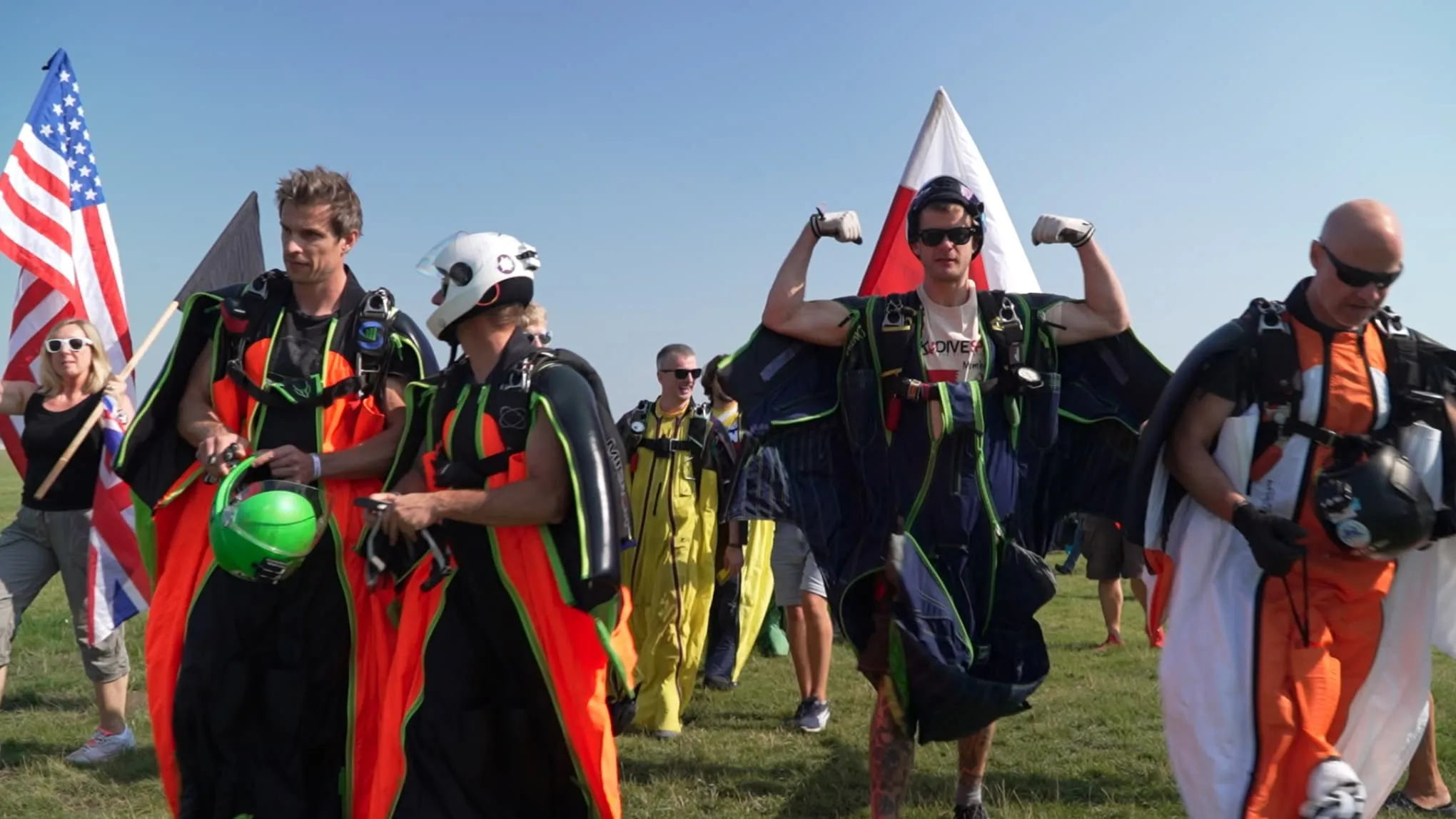 Campeonato de Europa y Copa del Mundo 2023: competidores con wingsuit caminan por la hierba y uno de ellos saca bíceps