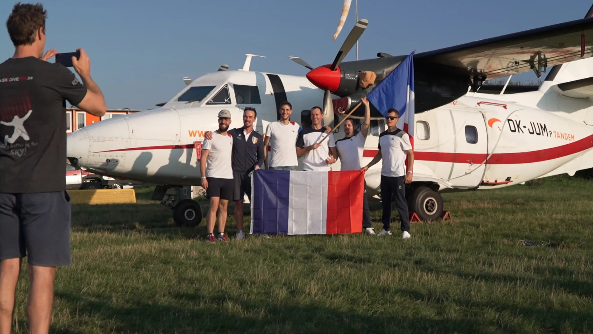 Campeonato de Europa y Copa del Mundo 2023: un equipo con la bandera francesa posa ante el avión de JUMP-TANDEM