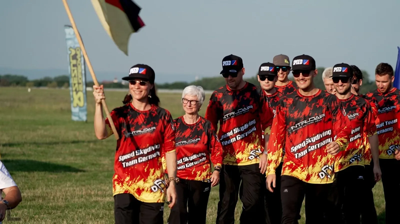Campeonato de Europa y Copa del Mundo 2023: el Speed Skydiving Team Germany desfila con su bandera y camisetas rojas y amarillas
