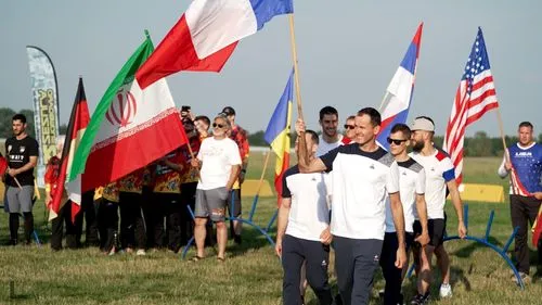 Campeonato de Europa y Copa del Mundo 2023: desfile de los competidores con las banderas de sus países en el aeródromo