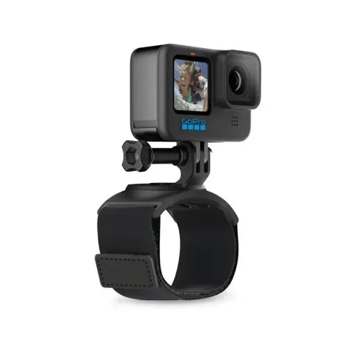 裝在黑色手腕帶上的 GoPro 運動相機，螢幕上顯示跳傘者