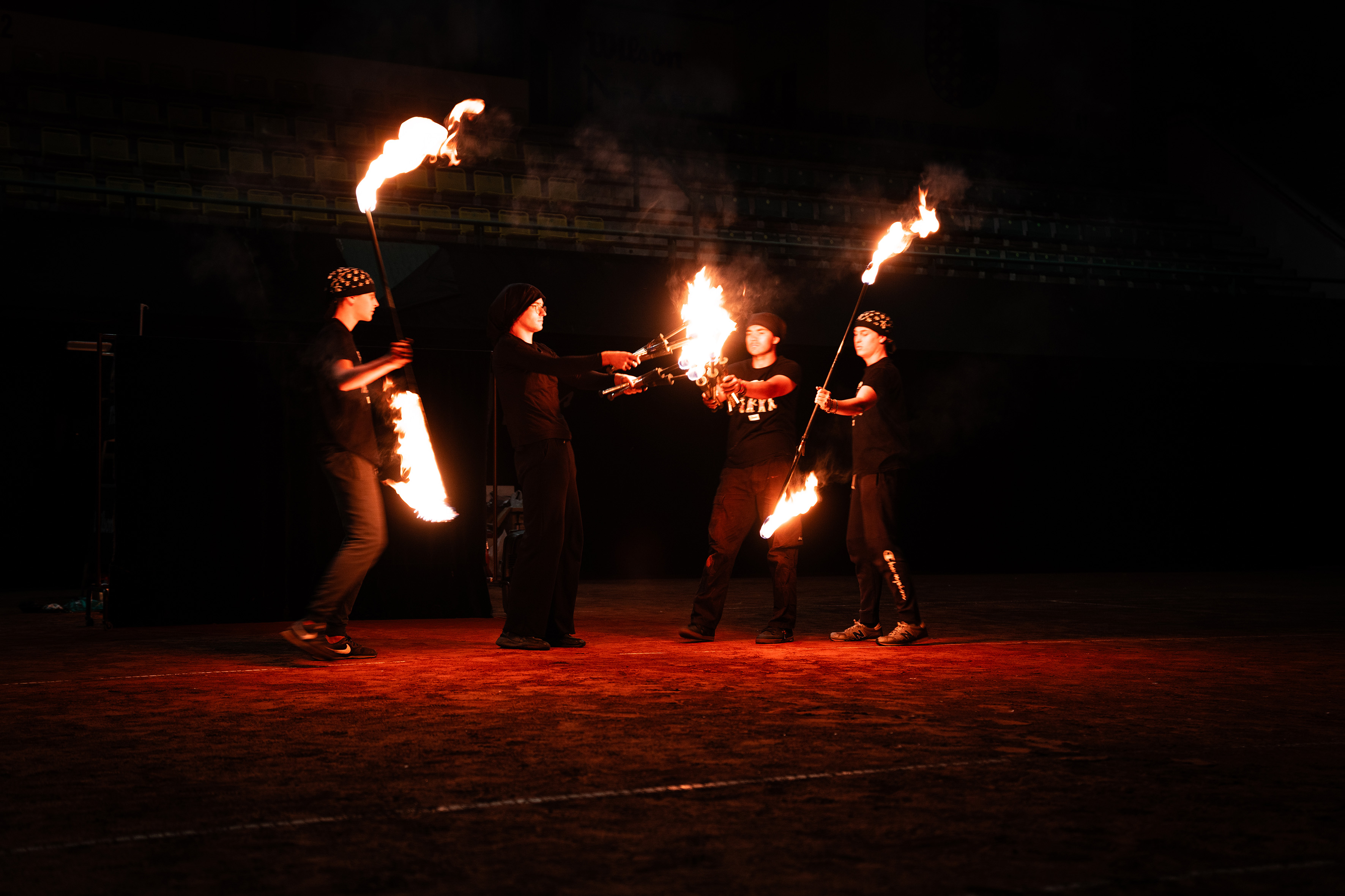 Campeonatos del Mundo FAI 2024: cuatro artistas de fuego hacen girar bastones y antorchas encendidos en la oscuridad
